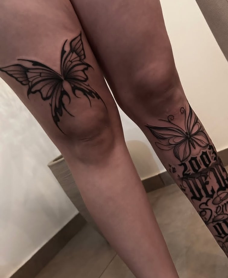 Tatuagens de borboletas e lettering nas pernas