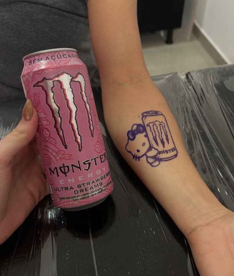 Tatuagem delicada em traço fino no antebraço