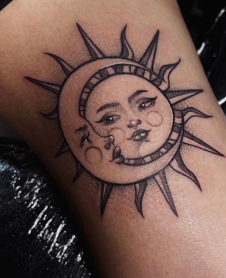 Tatuagem de sol e lua sombreada no braço